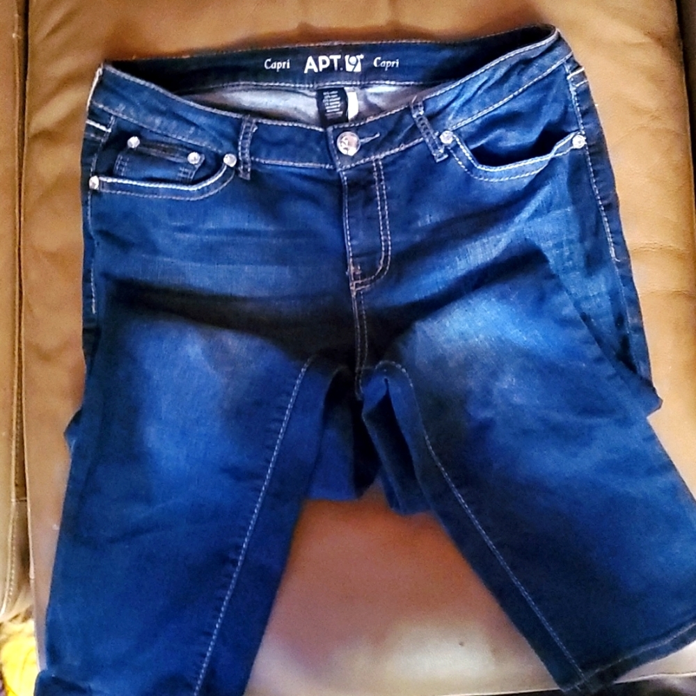 Apt 9 Capri embroidered pocket jeans